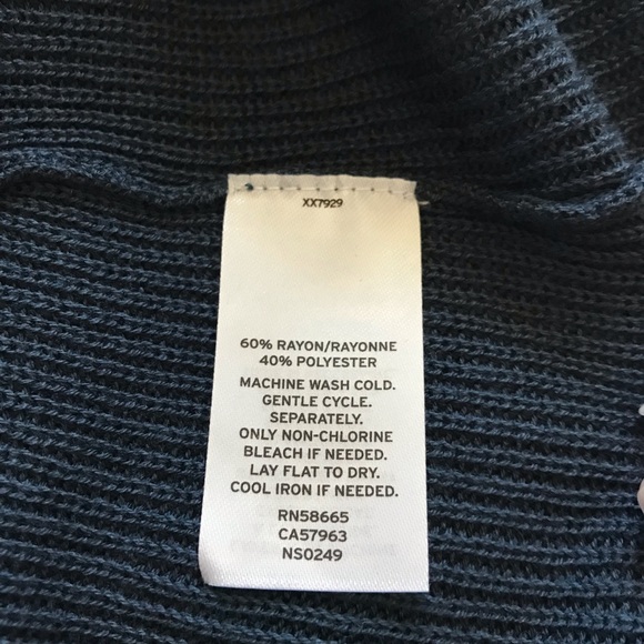 14th & Union Cold Shoulder Long Sleeve Sweater - Picture 7 of 8